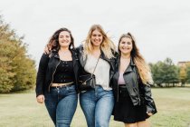Amigos femininos juntos ao ar livre — Fotografia de Stock