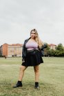 Ritratto di Giovane donna in piedi nel parco — Foto stock