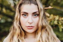 Retrato de cerca de una joven con el pelo rubio - foto de stock