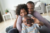 Pais e filhos se fotografando com câmera digital — Fotografia de Stock