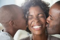 Мужчина и мужчина целуют женщину в щеки — стоковое фото