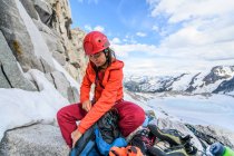 Donna che si prepara all'arrampicata nel Bugaboo Provincial Park, Al — Foto stock