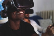 Homem vestindo fone de ouvido realidade virtual — Fotografia de Stock