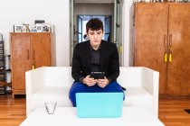 Junger Mann arbeitet zu Hause am Laptop — Stockfoto