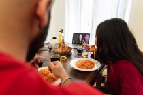 Друзі їдять і роблять відеодзвінки — стокове фото
