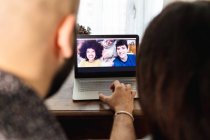 Amigos em videochamada no laptop — Fotografia de Stock