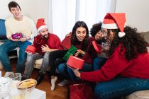 Freunde tauschen Weihnachtsgeschenke aus — Stockfoto