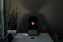 Бізнес-леді, що працює в темному офісі — стокове фото