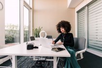 Безробітна жінка працює на самоті в офісі. — стокове фото
