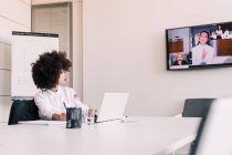 Geschäftsfrau mit Videotreffen im Büro — Stockfoto