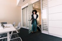 Geschäftsfrau kommt mit Koffer ins Büro — Stockfoto