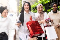 Молоді друзі-жінки розважаються під час шопінгу — стокове фото