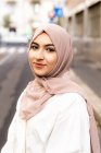 Retrato de mulher jovem ao ar livre, vestindo hijab — Fotografia de Stock