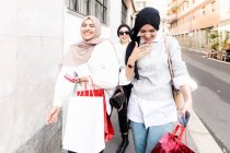 Las mujeres jóvenes se divierten en viaje de compras - foto de stock
