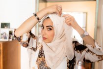 Молода мусульманка одягає хіджаб — стокове фото