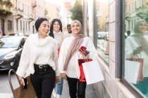 Amigos do sexo feminino em viagem de compras — Fotografia de Stock