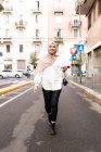 Retrato de jovem mulher na cidade, vestindo hijab — Fotografia de Stock