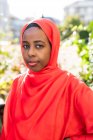Retrato de jovem muçulmano mulher ao ar livre — Fotografia de Stock