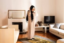 Молодая мусульманка, стоящая на молитве — стоковое фото