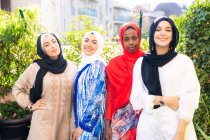 Cuatro jóvenes musulmanas en el jardín - foto de stock