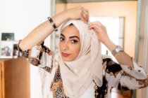 Молода мусульманка одягає хіджаб — стокове фото