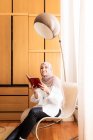 Jovem mulher muçulmana leitura livro — Fotografia de Stock