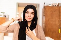 Jeune femme musulmane portant le foulard hijab — Photo de stock