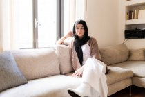 Jeune femme musulmane à la maison — Photo de stock