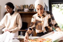 Junge Frauen bereiten Essen zum Mitnehmen zu — Stockfoto