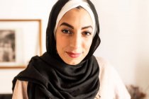 Testa e spalle ritratto di giovane donna musulmana — Foto stock