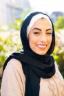 Portrait de jeune femme musulmane, souriante — Photo de stock