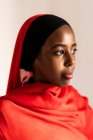 Retrato de uma jovem mulher muçulmana — Fotografia de Stock