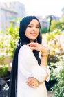Retrato de una joven con hijab - foto de stock