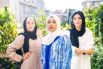 Portrait de trois jeunes femmes musulmanes — Photo de stock