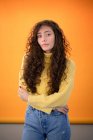 Studioporträt einer jungen Frau mit langen lockigen Haaren — Stockfoto