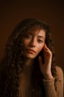 Studio ritratto di giovane donna con lunghi capelli ricci — Foto stock