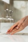 Close-up de pessoa lavar as mãos — Fotografia de Stock