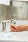 Primo piano di persona lavarsi le mani — Foto stock