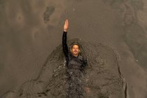 Vista aerea dell'uomo nuoto selvaggio nel fiume — Foto stock