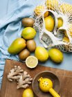 Limão e limões amarelos na cozinha em um fundo branco. vista superior. — Fotografia de Stock
