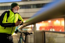 Ciclista en la ciudad por la noche, Londres, Reino Unido - foto de stock