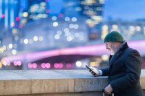 Mann in der Stadt, Blick aufs Telefon, London, Großbritannien — Stockfoto