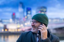 Человек по телефону в городе, Лондон, Великобритания — стоковое фото
