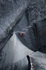 Альпинист на Dreamcatcher, самое трудное восхождение в Squamish, на Какодемон валун, номиналом 9a или 5.14d — стоковое фото