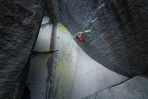 Bergsteiger am Dreamcatcher, der härtesten Besteigung in Squamish, am Cacodemon Boulder, Rating 9a oder 5.14d — Stockfoto