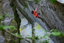 Bergsteiger am Dreamcatcher, der härtesten Besteigung in Squamish, am Cacodemon Boulder, Rating 9a oder 5.14d — Stockfoto