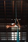 Женщина делает воздушный шелк — стоковое фото