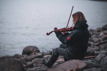 Woman playing violin by Lillooet Lake, British Columbia, Canada — Stock Photo