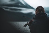 Woman playing violin at Lillooet Lake, British Columbia, Canada — Stock Photo