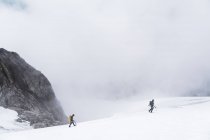 Escaladores en Tantalus Traverse, un clásico travesía alpina cerca t - foto de stock